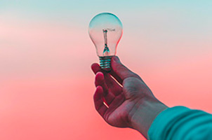 homme tenant une ampoule